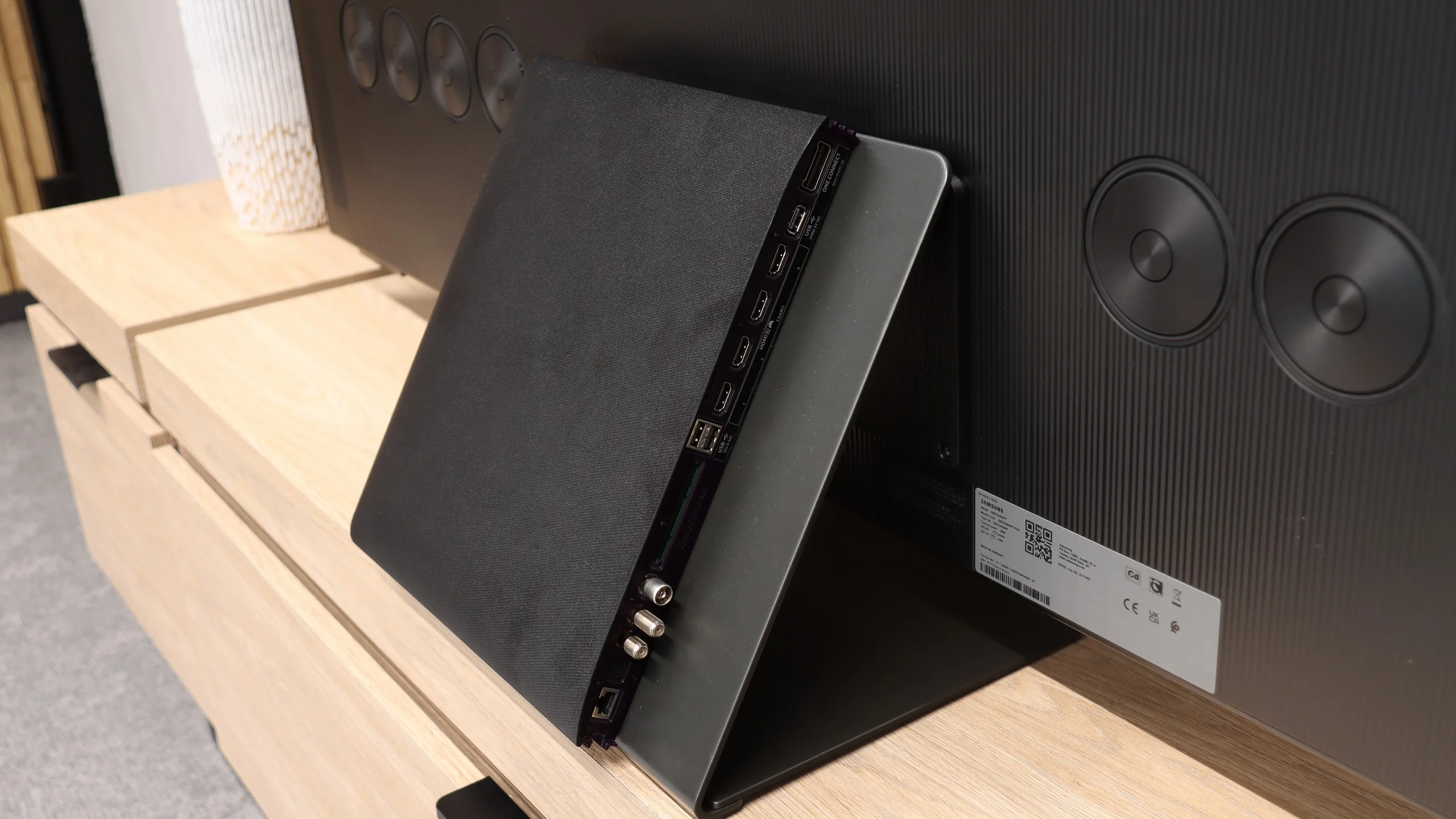 Review Samsung S95H Appearance of the TV