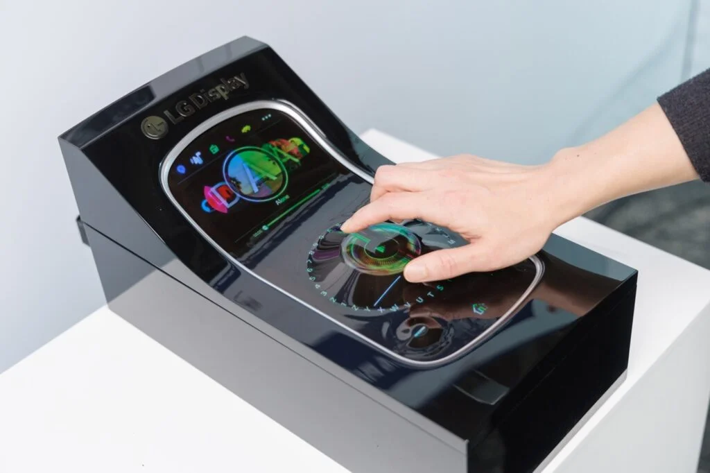 LG presents a stretchable OLED for cars – a next-generation touch panel with an intelligent interface. The future of the cockpit is here today.
