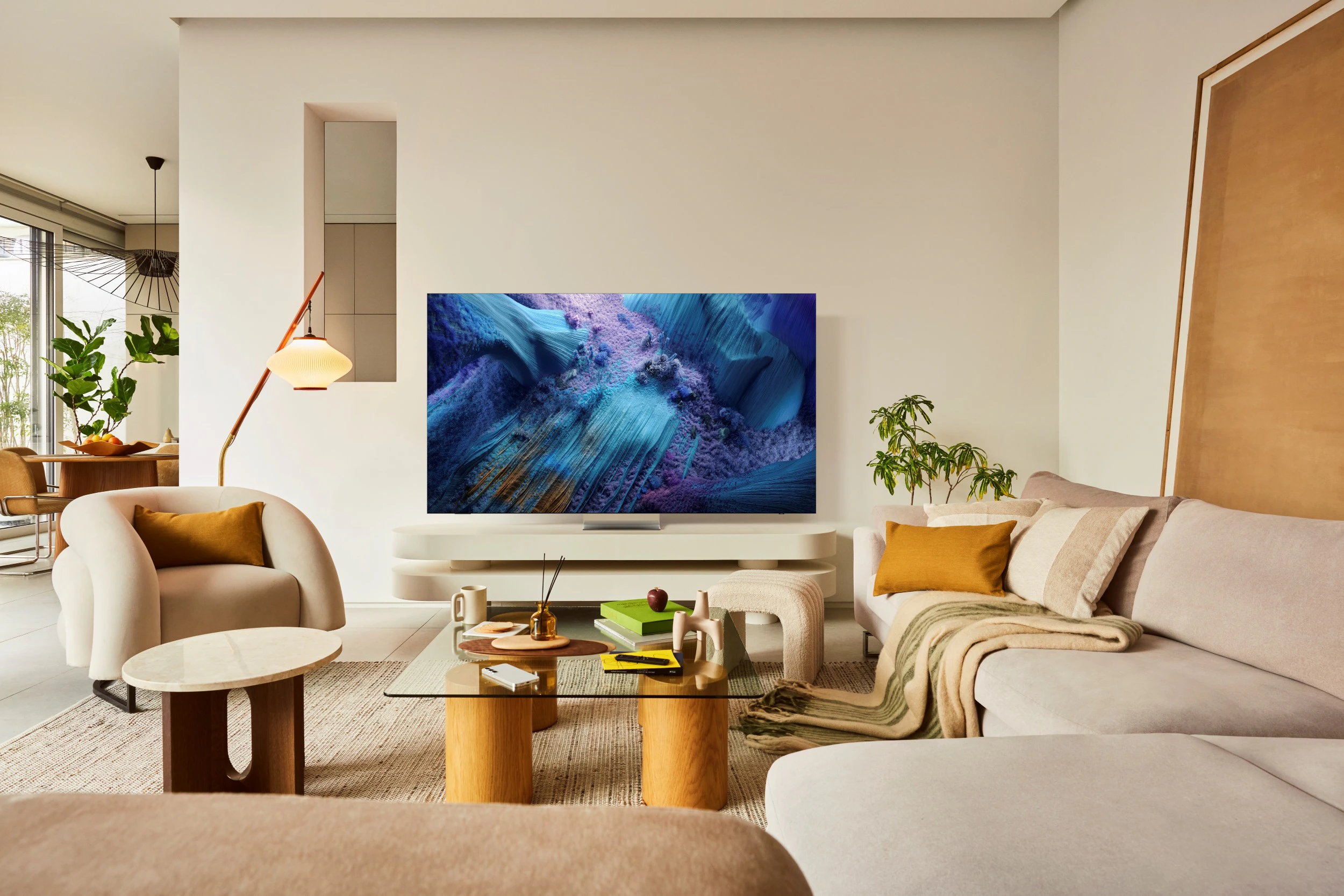 Nowe modele telewizorów Samsung już dostępne w przedsprzedaży. Wybierz swój i zgarnij projektor, soundbar lub dostęp do platform VOD.