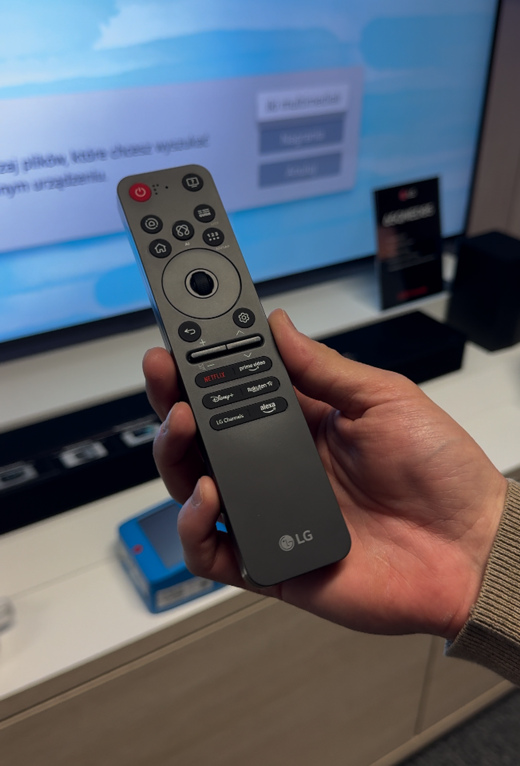 The new remote for the LG G5 is a step towards minimalism – without numeric buttons and sources, but with the gyro function preserved.