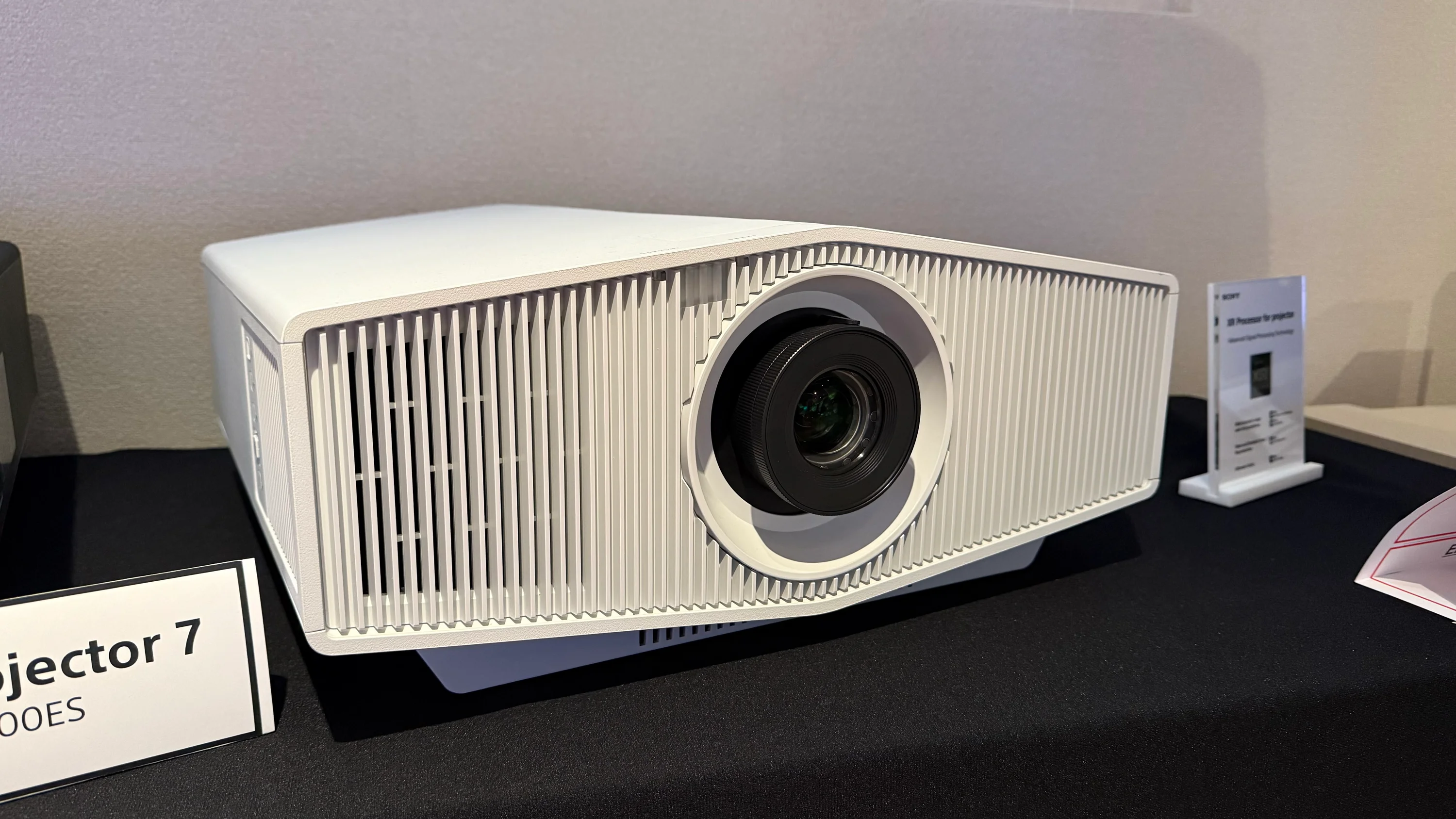 New Sony BRAVIA VPL-XW5100 projector with 4K, HDR, and low input lag for gamers. Check out the premiere and specifications of the model for summer 2025.