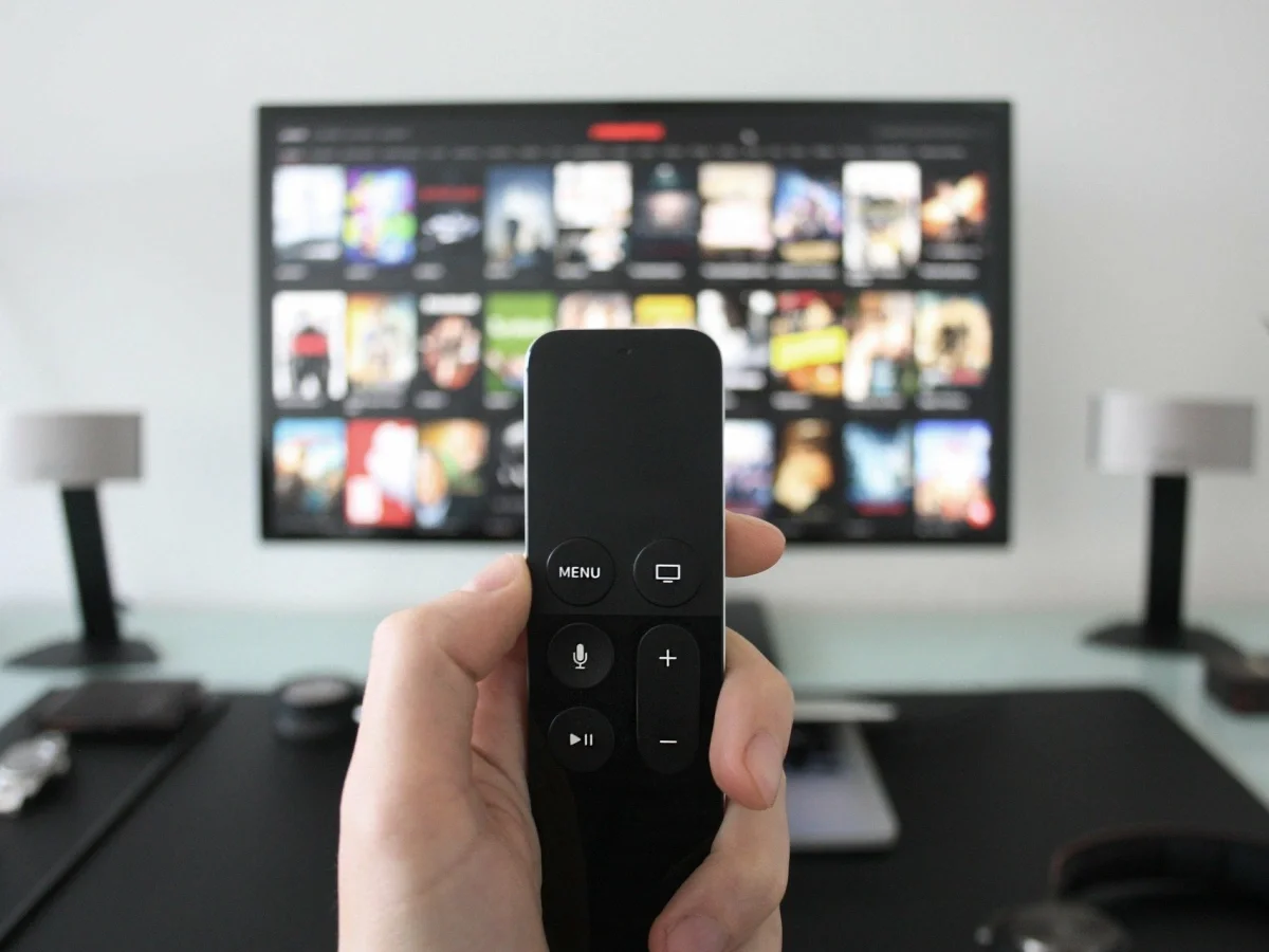 Nie chcesz być śledzony przez telewizor? Apple TV 4K nie używa ACR i nie zarabia na reklamach. Poznaj najbezpieczniejsze urządzenie do streamingu.