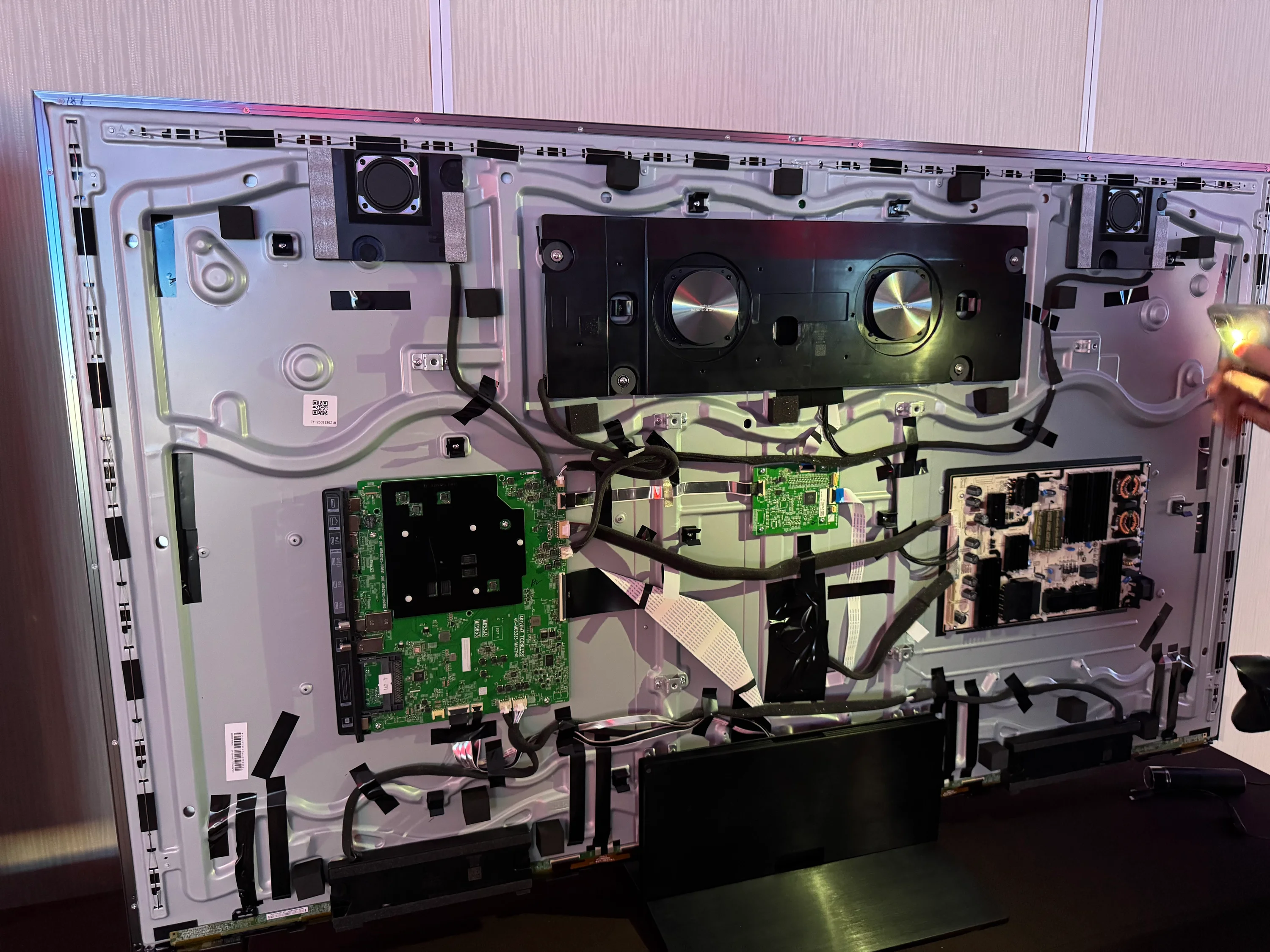 System audio Onkyo z wbudowanymi membranami w telewizorze TCL – widok od tyłu, z pokazanymi głośnikami.