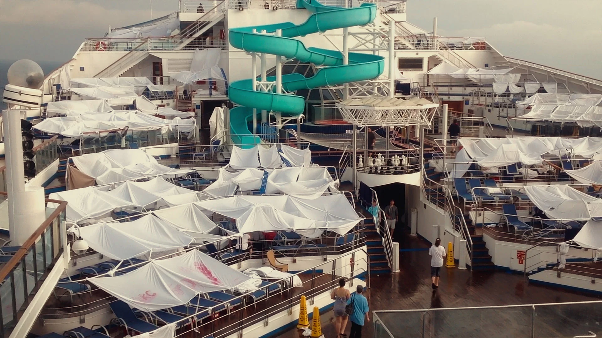 Poop Cruise – Dokumentation von Netflix über einen Horror-Trip. Katastrophe auf See ohne Strom und Toiletten. Schockierende wahre Geschichte aus dem Jahr 2013.