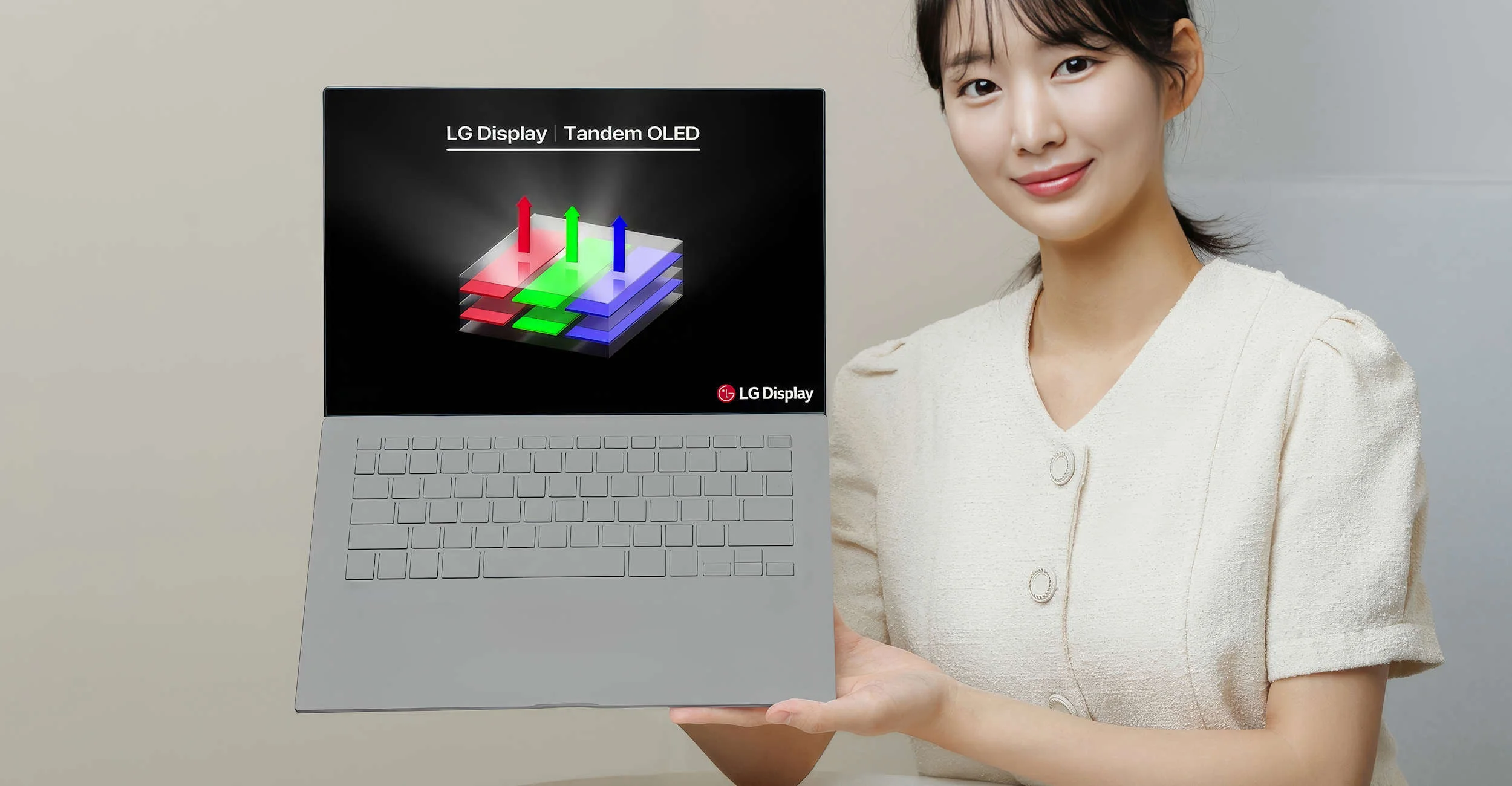 LG Display is focusing on mobile OLEDs. The investment in Paju and Vietnam will accelerate the production of displays for smartphones and laptops.