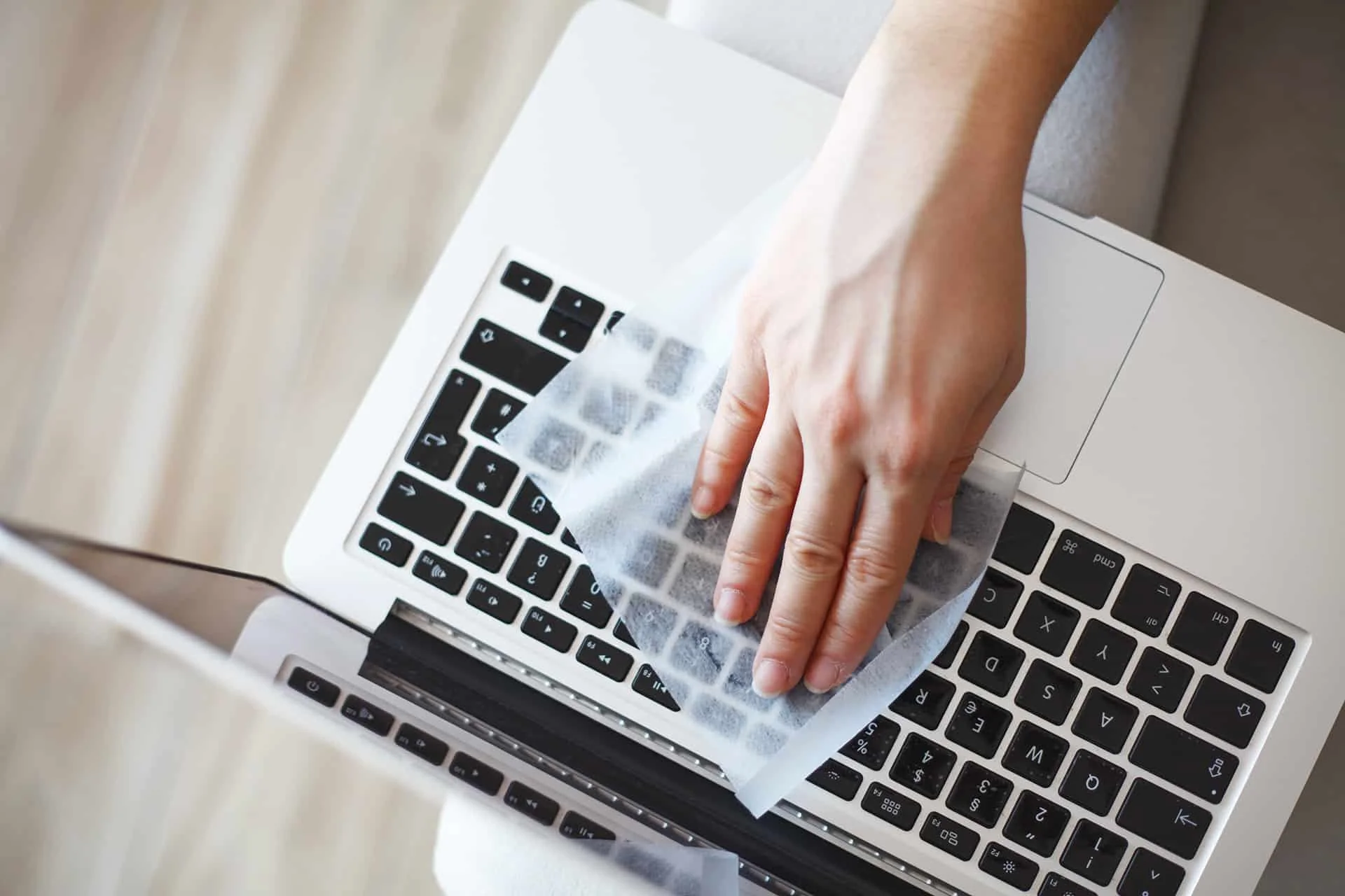 Streifen auf dem Laptop- oder Smartphone-Bildschirm? Sieh dir an, womit du den Bildschirm reinigen kannst, ohne die Beschichtung zu beschädigen. Entdecke Hausmittel und Reinigungsmittel, die wirklich funktionieren.