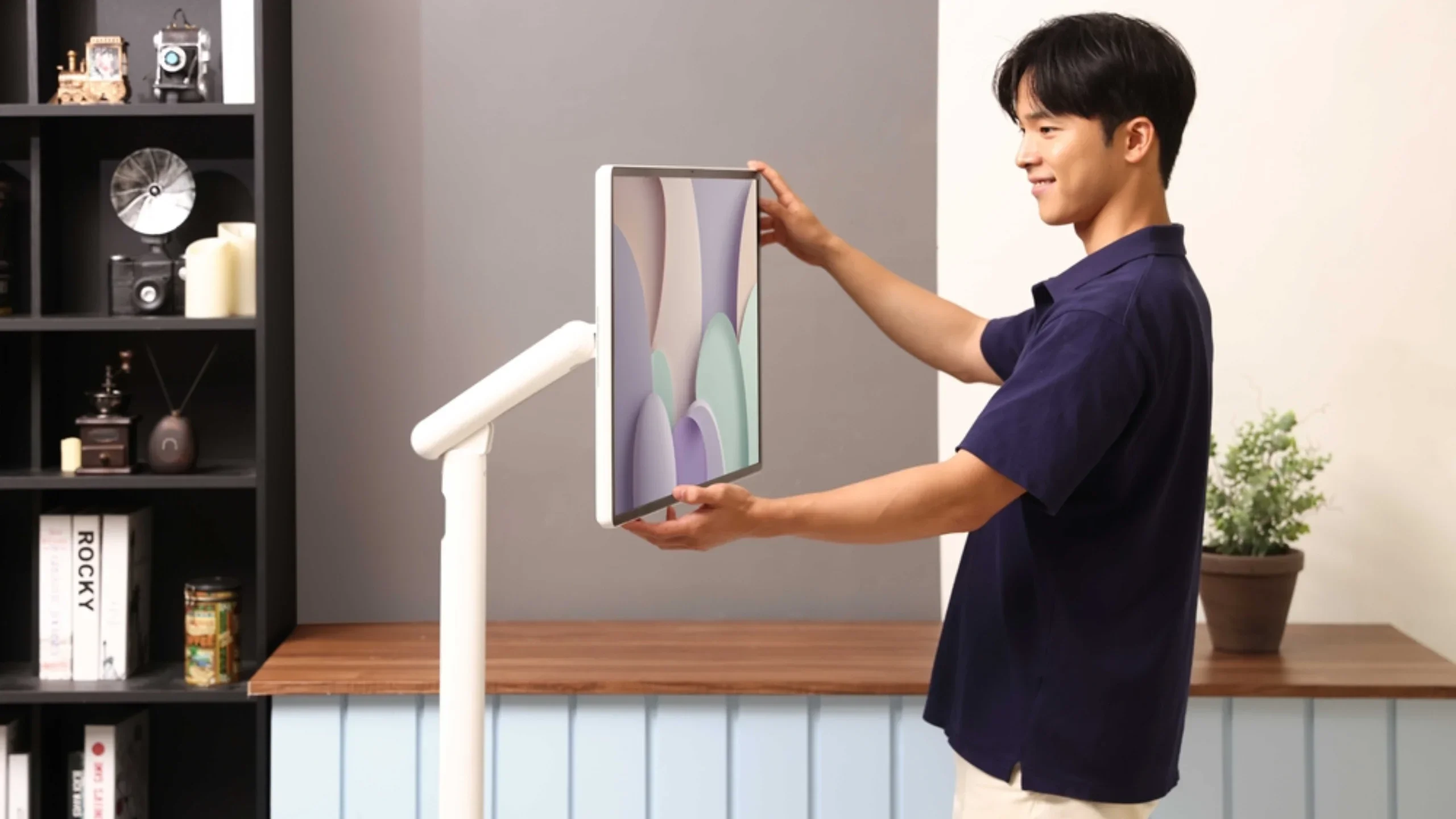 Lerne Samsung Moving Style Edge kennen – Smart TV mit Tizen, drehbarem Bildschirm und Personalisierungsoption. Konkurrenz zu LG StanbyME.