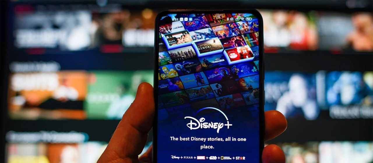 Apple TV 4K i Samsung TV z problemami w Disney+. Brak HDR, 4K i ciągłe przycięcia psują wrażenia z seansów.