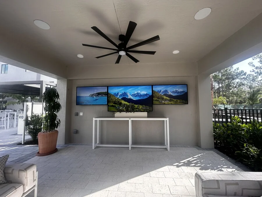 Clarus Outdoor TV od Skyworth: jasność do 3000 nitów, odporność IK10 i IP66. Perfekcyjny obraz na zewnątrz – od domu po restauracje i hotele.