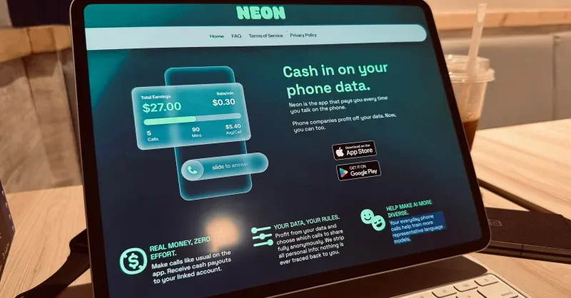 Aplikacja Neon obiecuje setki dolarów rocznie za nagrywanie rozmów. Dane sprzedaje firmom AI. Prywatność użytkowników pod znakiem zapytania.