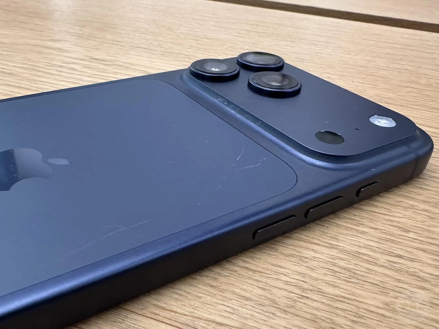 The new iPhone 17 Pro is accused of lacking durability. Apple: visible marks in stores are not scratches, but dirt from the stands.