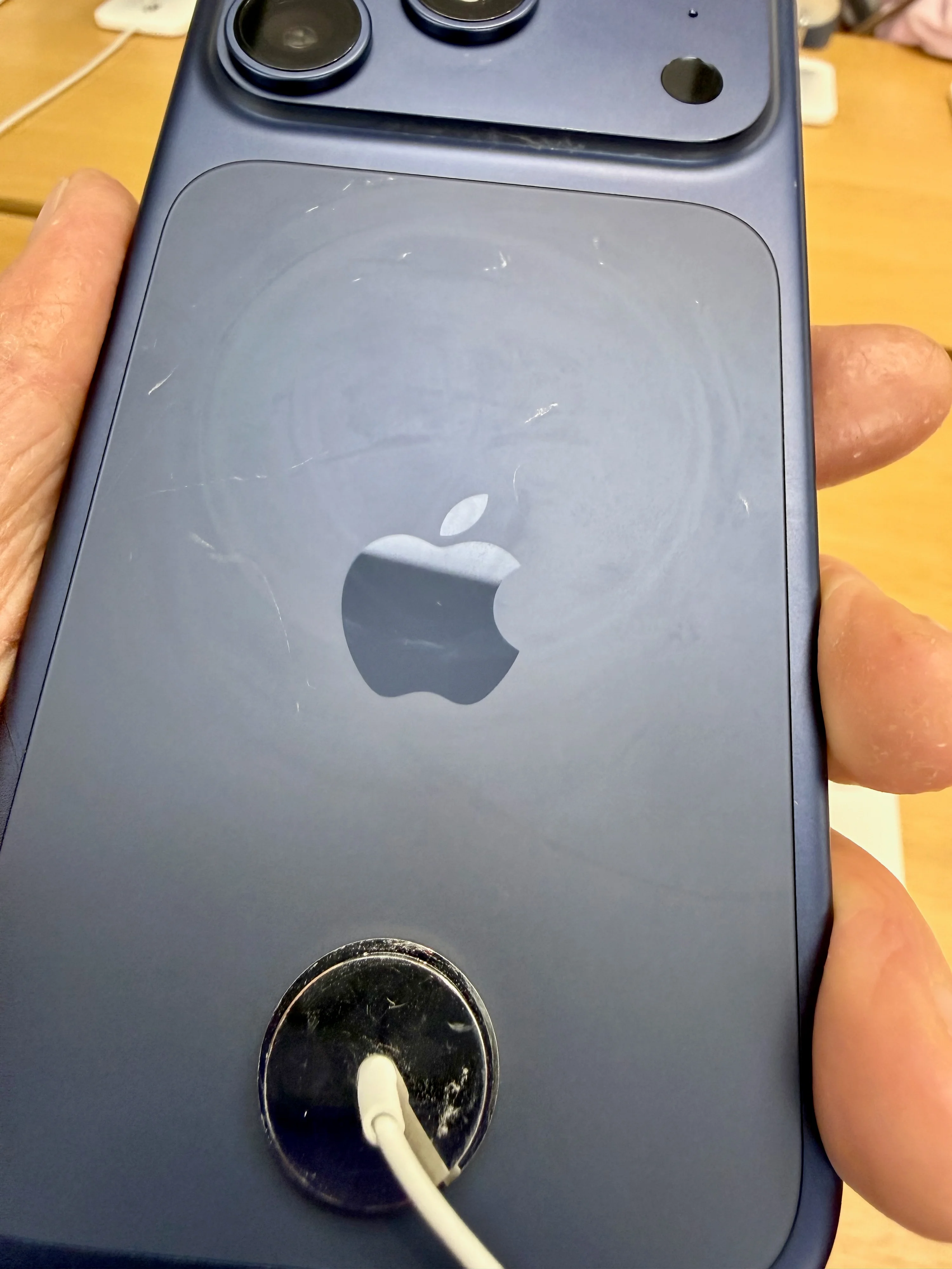 Scratched iPhones in the Apple Store? Apple responds to "scratchgate" and announces the exchange of MagSafe chargers in stores.