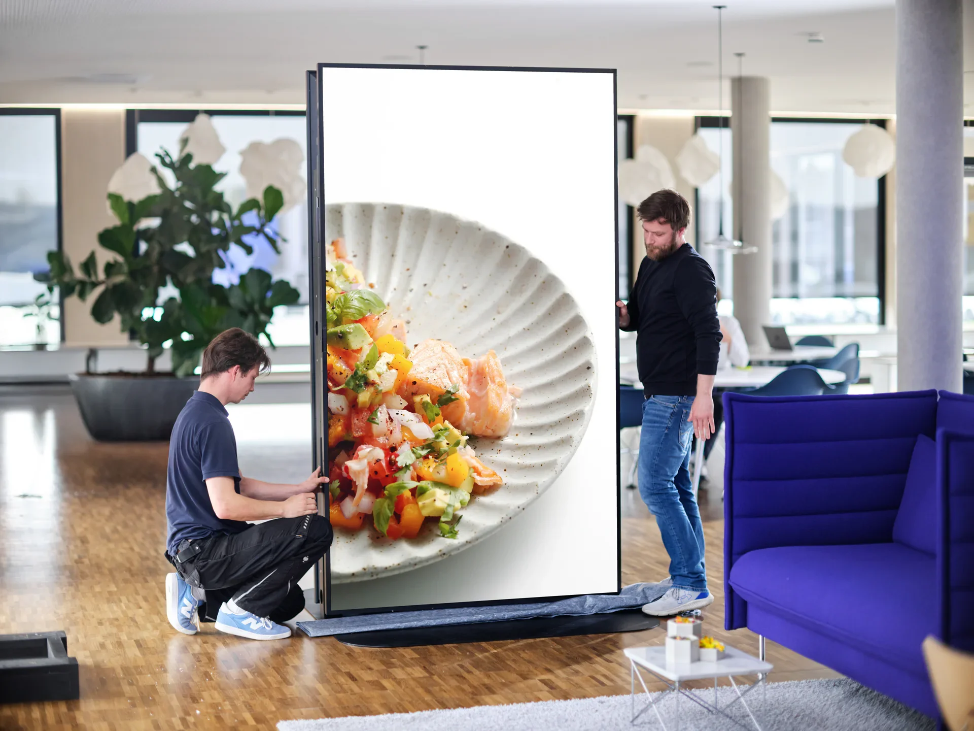 Dual-sided Sony BRAVIA 98” kiosk – brightness 1500 nits, ecology with SORPLAS™, Eco Dashboard, and EcoVadis Gold award.