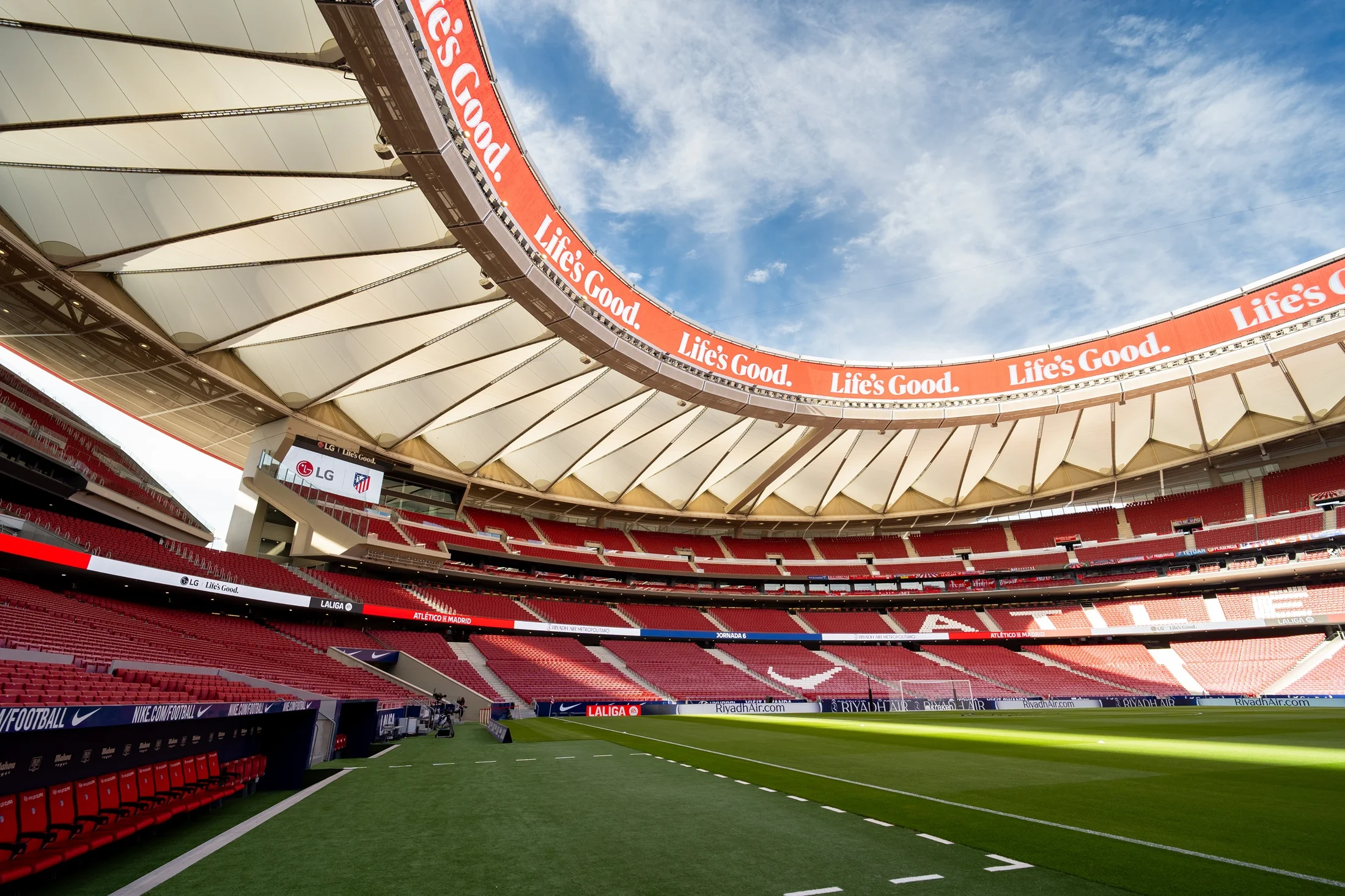 Over 3,000 m² of LG screens throughout the stadium – from the players' tunnel to the stands. The atmosphere of the match in full digital coverage.