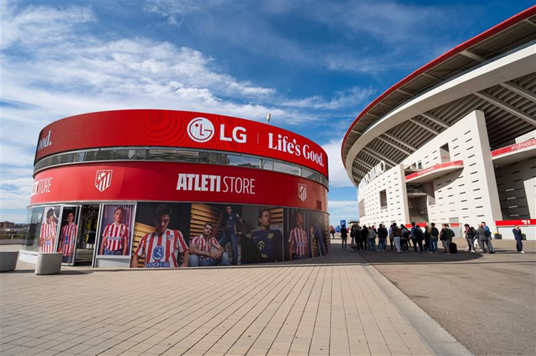 The global market for LED signage is growing. LG is a leader thanks to installations at Wembley, Twickenham, and now in Madrid at Atlético de Madrid.