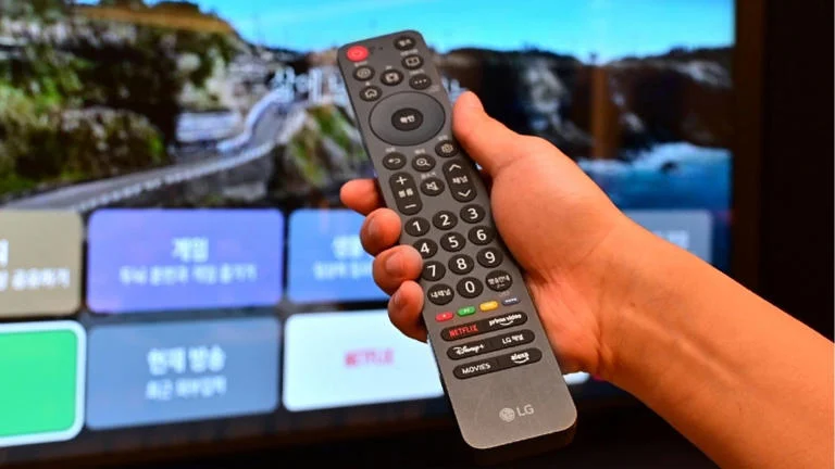 Einfache Fernseher für Senioren: LG Easy TV mit Buddy-Assistent, Medikamentenerinnerungen und verbesserter Lesbarkeit von Bild und Ton.