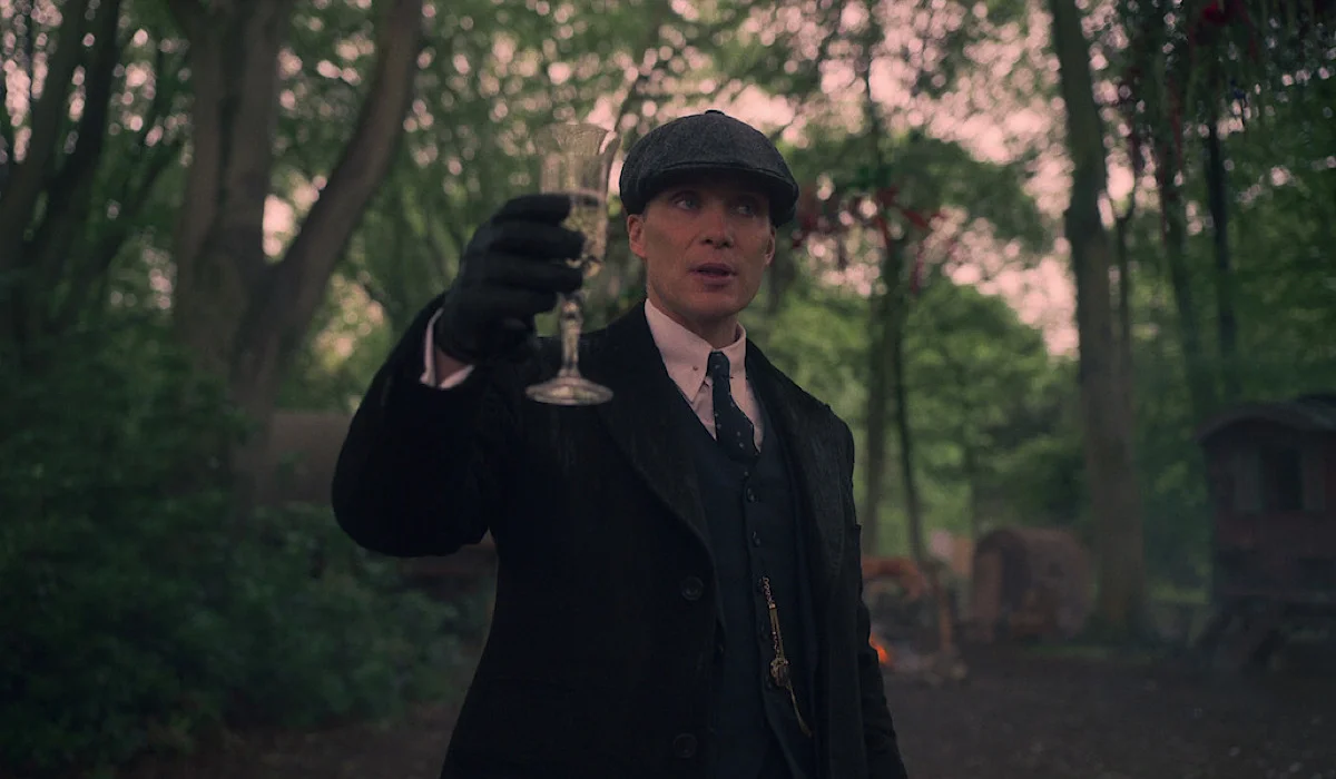 Der Schöpfer von „Peaky Blinders” kündigt eine neue Serie aus Birmingham an. Handlung in den 50er Jahren, brutaler Wettbewerb und Rückkehr des Ganggefühls – sieh dir an, was kommt!