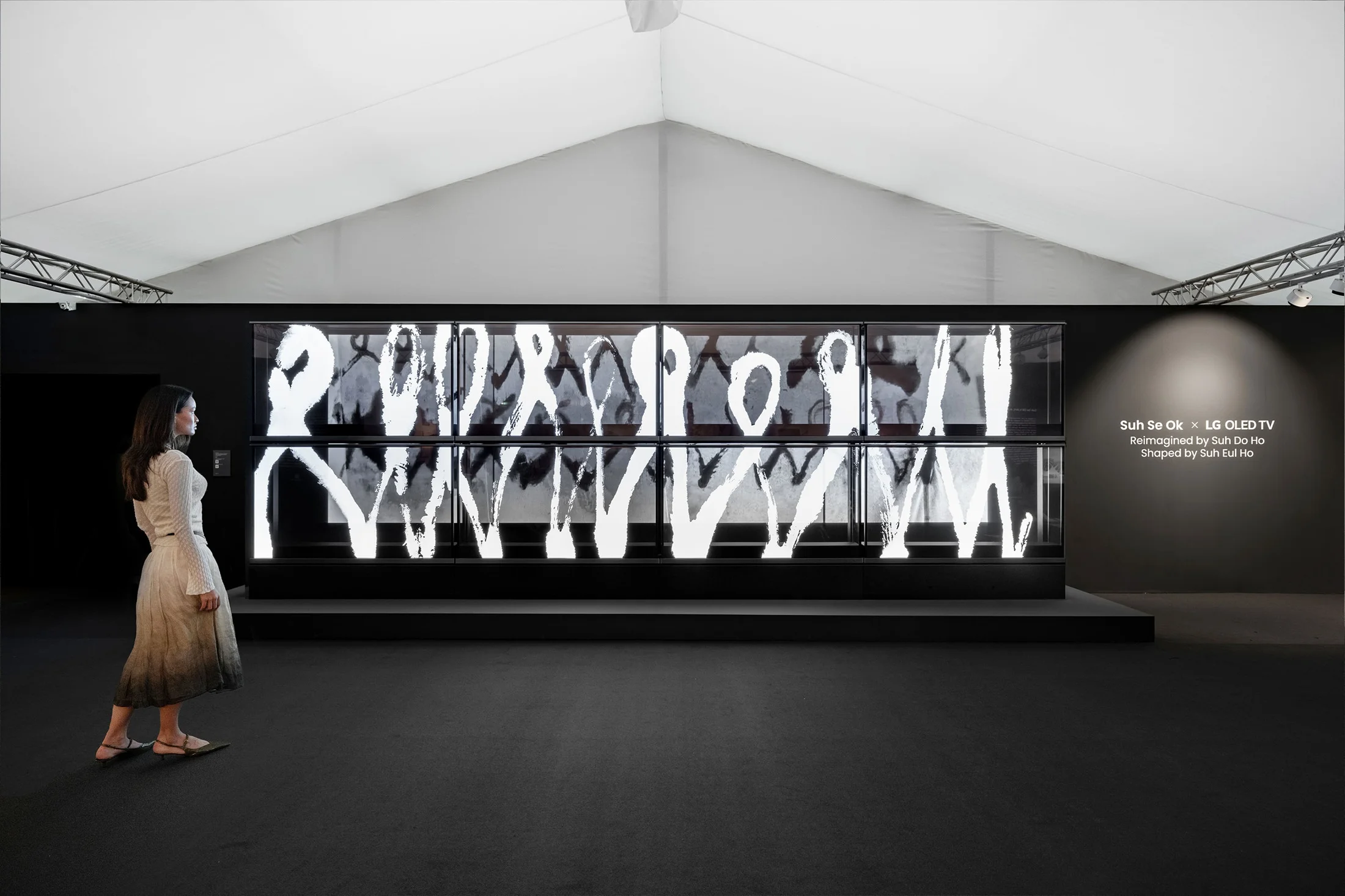LG supports contemporary artists. The partnership with the National Gallery and KCCUK showcases how OLED is becoming a new medium for digital art.