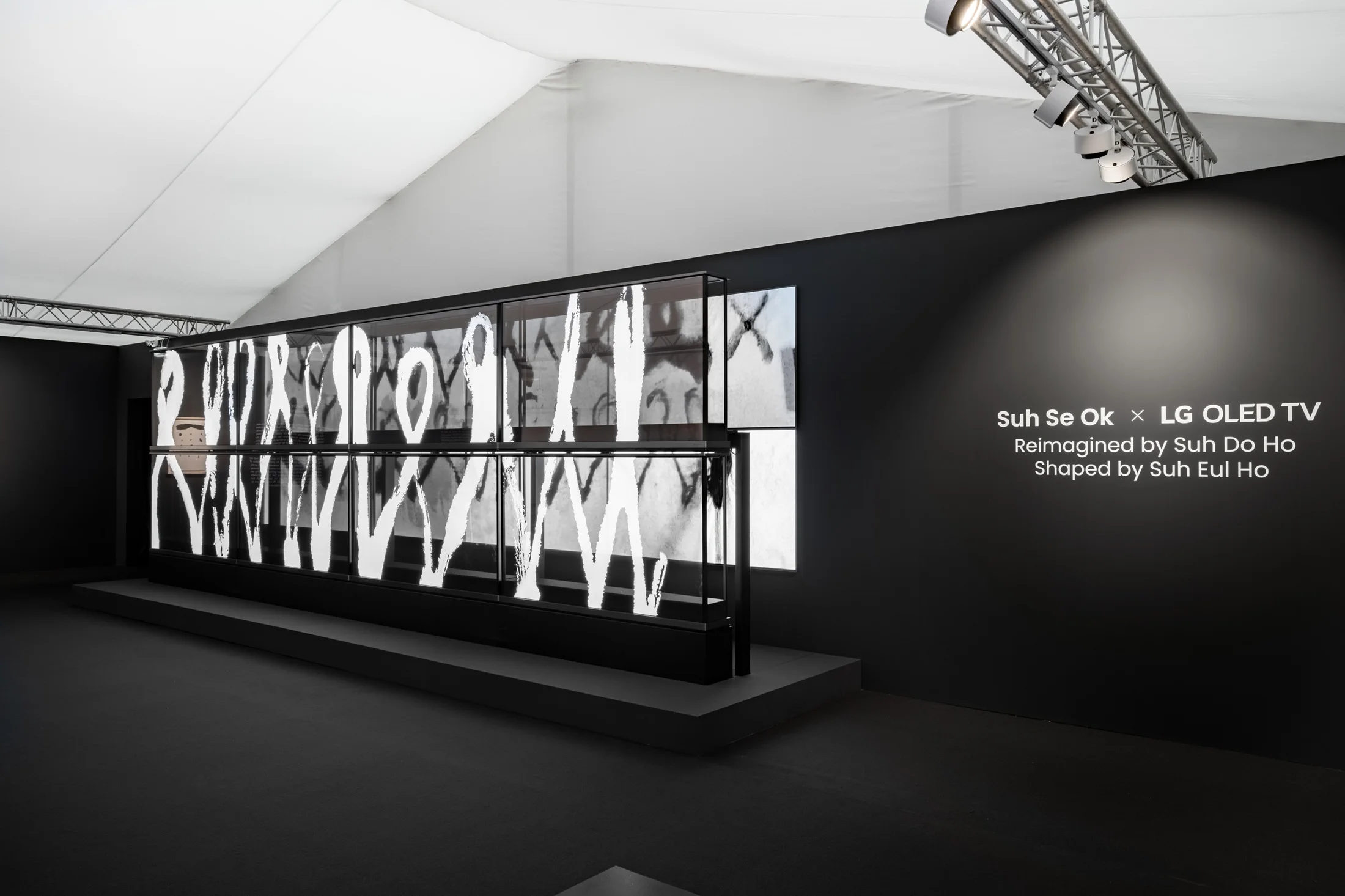 Frieze London 2025: Korean abstraction meets transparent OLED. LG and Do Ho Suh show how tradition becomes the art of tomorrow.