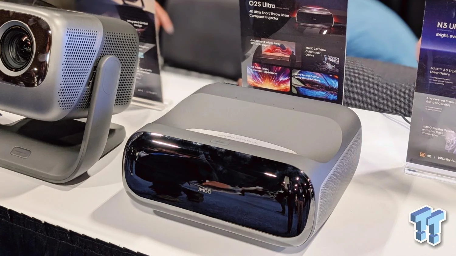 JMGO O2S Ultra – leistungsstarker 4K-Laserprojektor mit Google TV und Dynaudio-Sound. Der kürzeste Projektionsabstand beträgt 0,16:1 und bietet vollständiges Eintauchen bei 3600 Lumen.