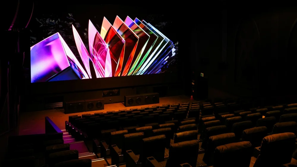Samsung Onyx – ein Kino, das selbst leuchtet. 300 Nits Helligkeit, perfektes Schwarz und Farben wie im Blick des Regisseurs. Die Zukunft des Kinos leuchtet in Südkorea.