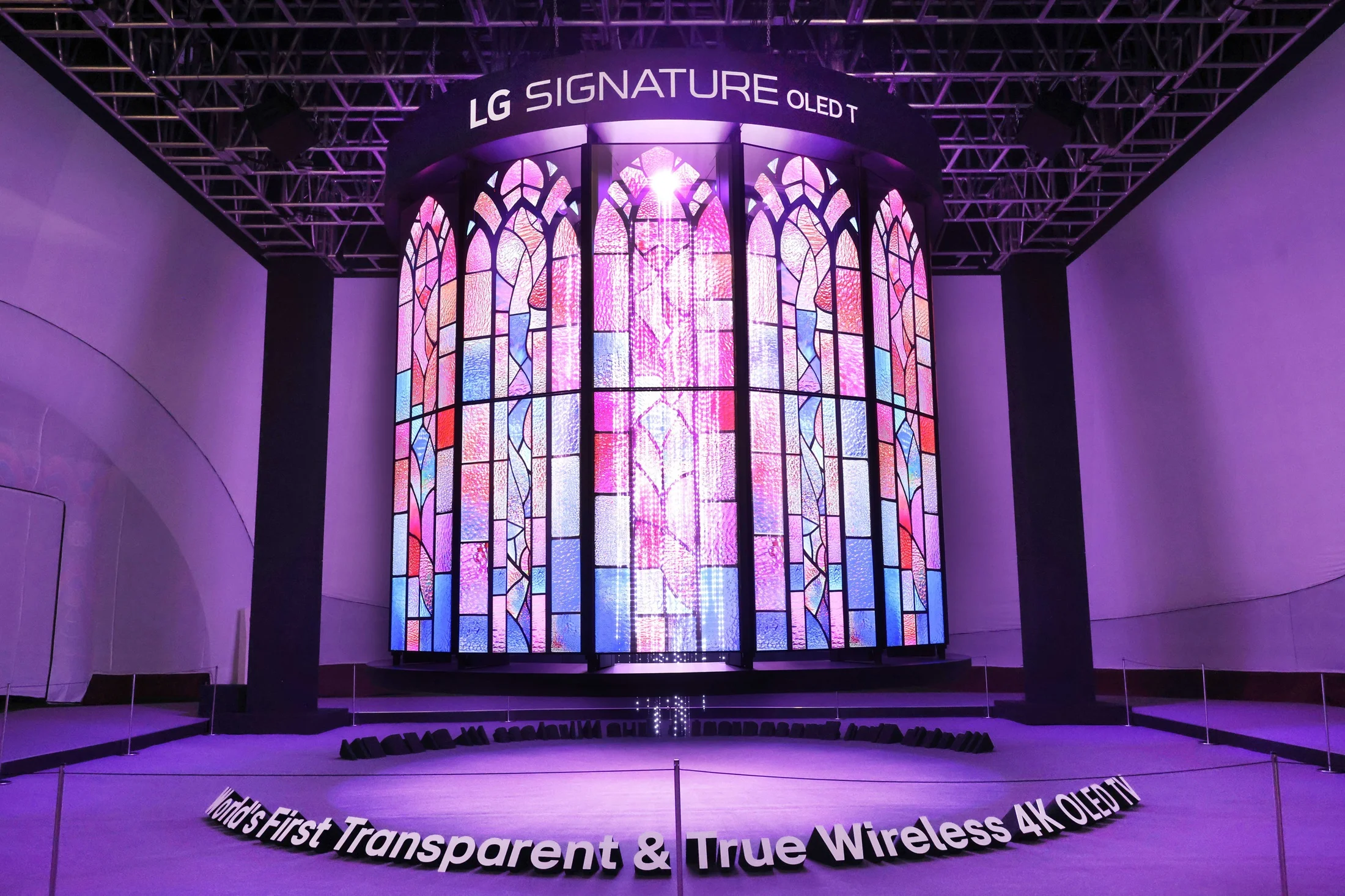 Przezroczyste OLED-y LG w roli sztuki! Kinetic Chandelier z APEC 2025 to pokaz innowacji, designu i bezprzewodowej technologii True Wireless.