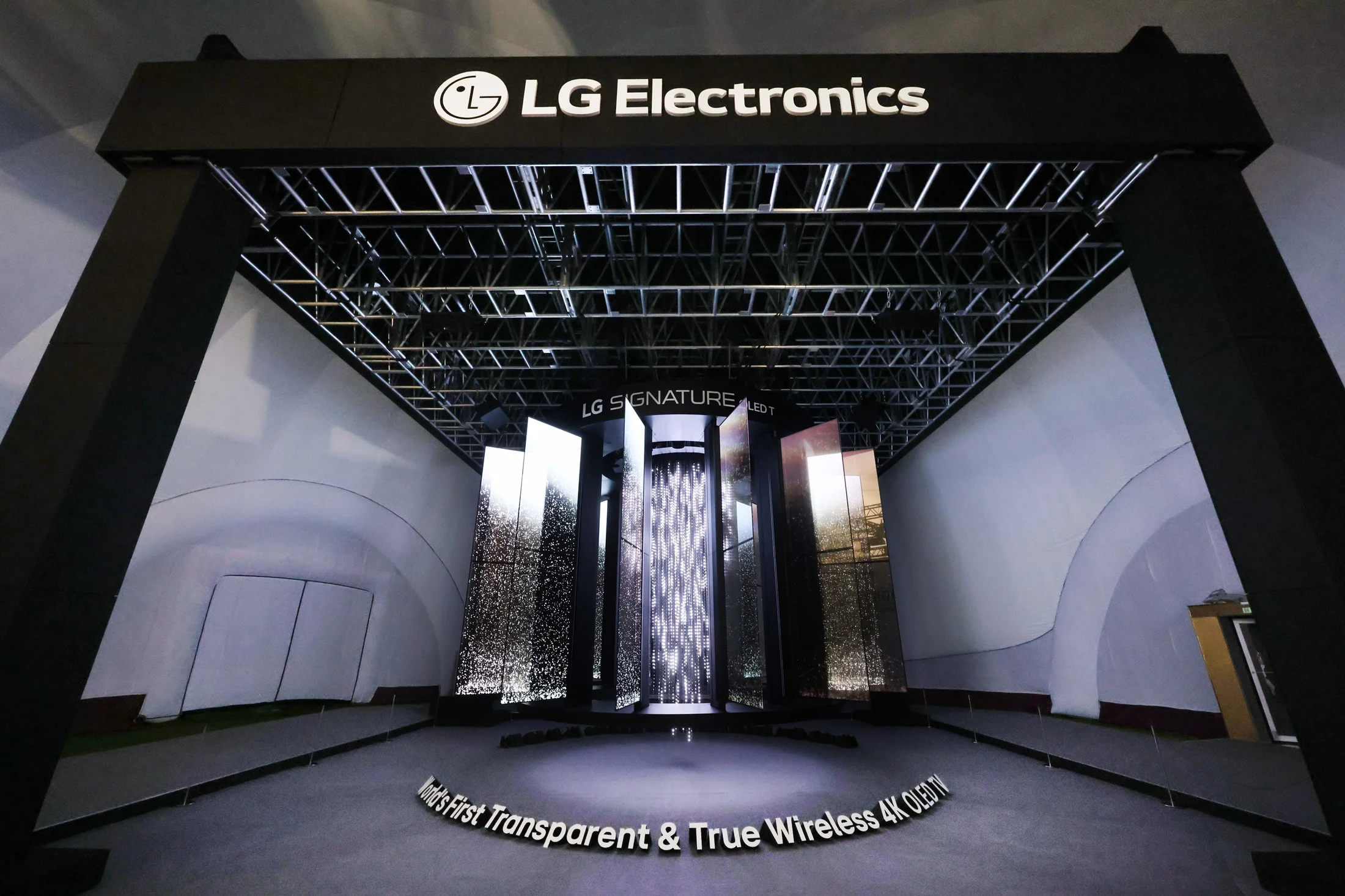 LG redefiniuje pojęcie ekranu. OLED T staje się dziełem sztuki – 28 paneli w ruchu tworzy magiczny żyrandol, który oczarował APEC 2025.