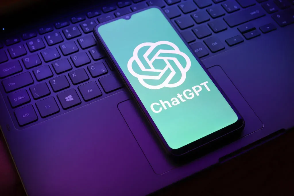 ChatGPT traci tempo, ale nie pozycję. Spadek pobrań i krótsze sesje to znak, że aplikacja AI dojrzewa i staje się narzędziem codziennym.