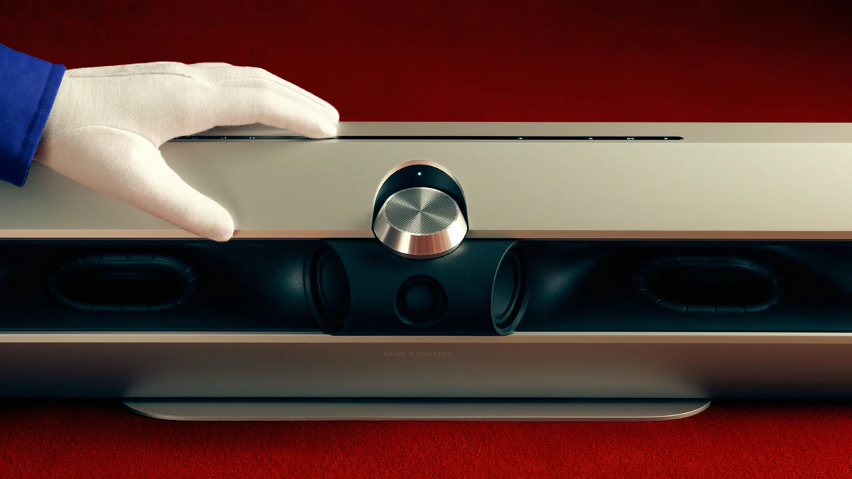 Najlepszy soundbar 2025? Bang & Olufsen Beosound Premiere zachwyca brzmieniem, stylem i wykonaniem z czystego aluminium.