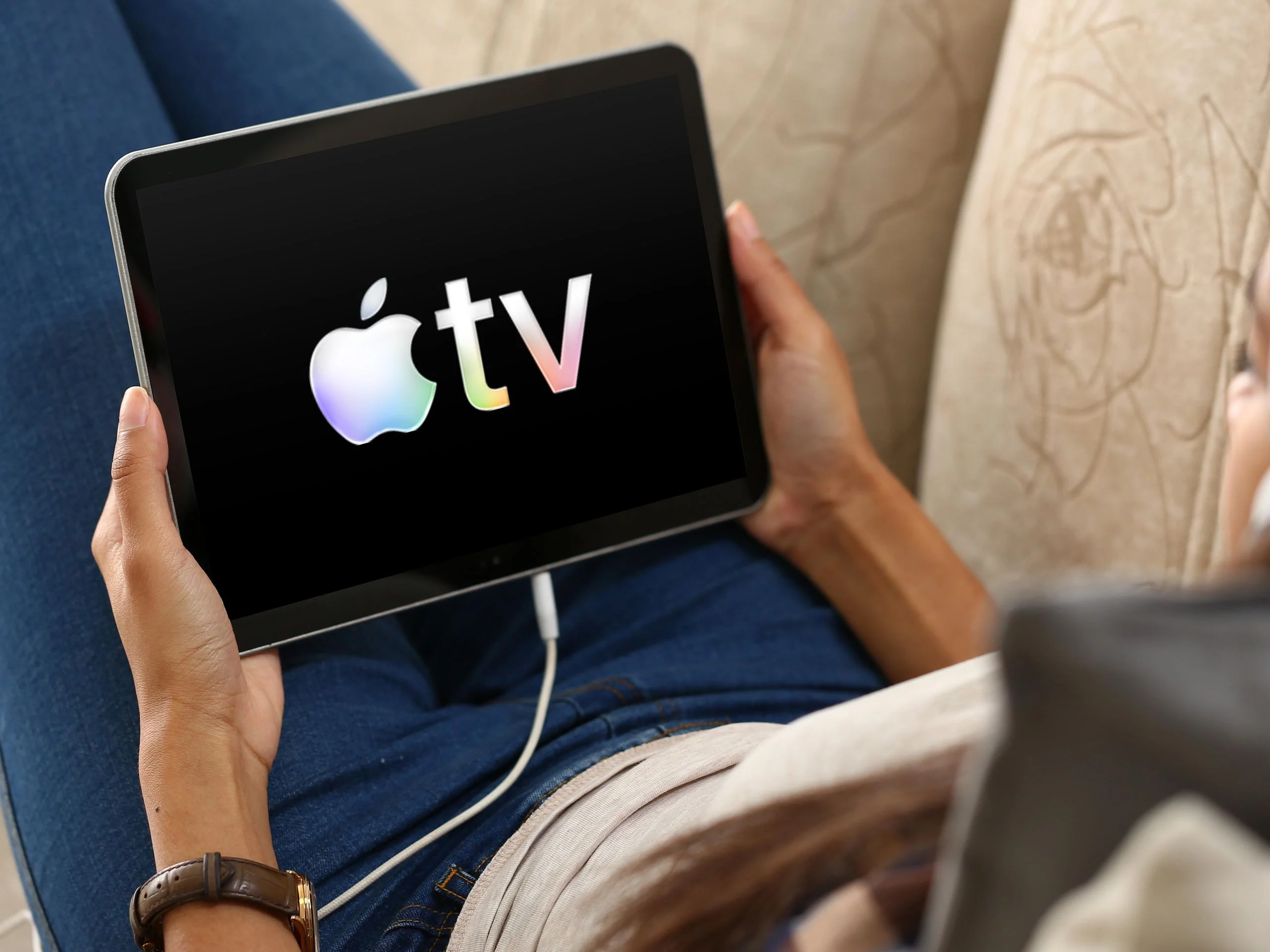 Bez reklam, bez kompromisów – Apple TV w 2026 roku pokaże rekordową liczbę oryginalnych filmów i seriali w jakości 4K HDR. 