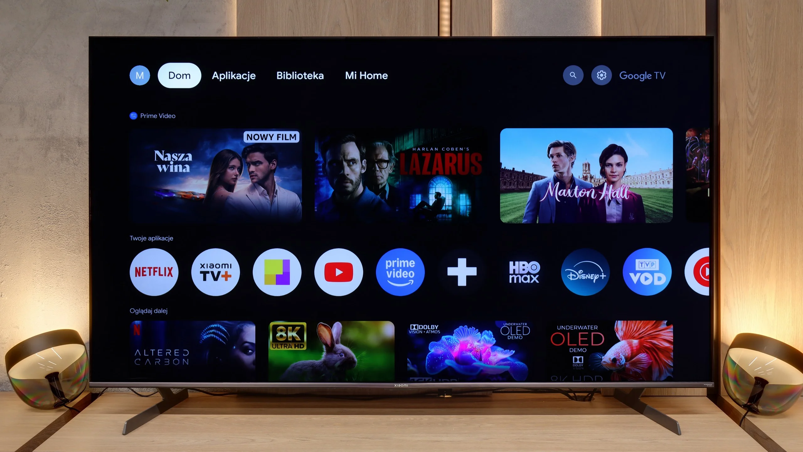 Telewizor 75 cali o gigantycznej jasności. Choć system bywa kapryśny, w treściach SDR oferuje świetną czerń i obraz, który robi wrażenie. Propozycja dla świadomych użytkowników szukających potężnego ekranu. Podpis pod zdjęcie: Xiaomi S Pro 2026 – imponująca jasność i wielki ekran, ale z kompromisami.