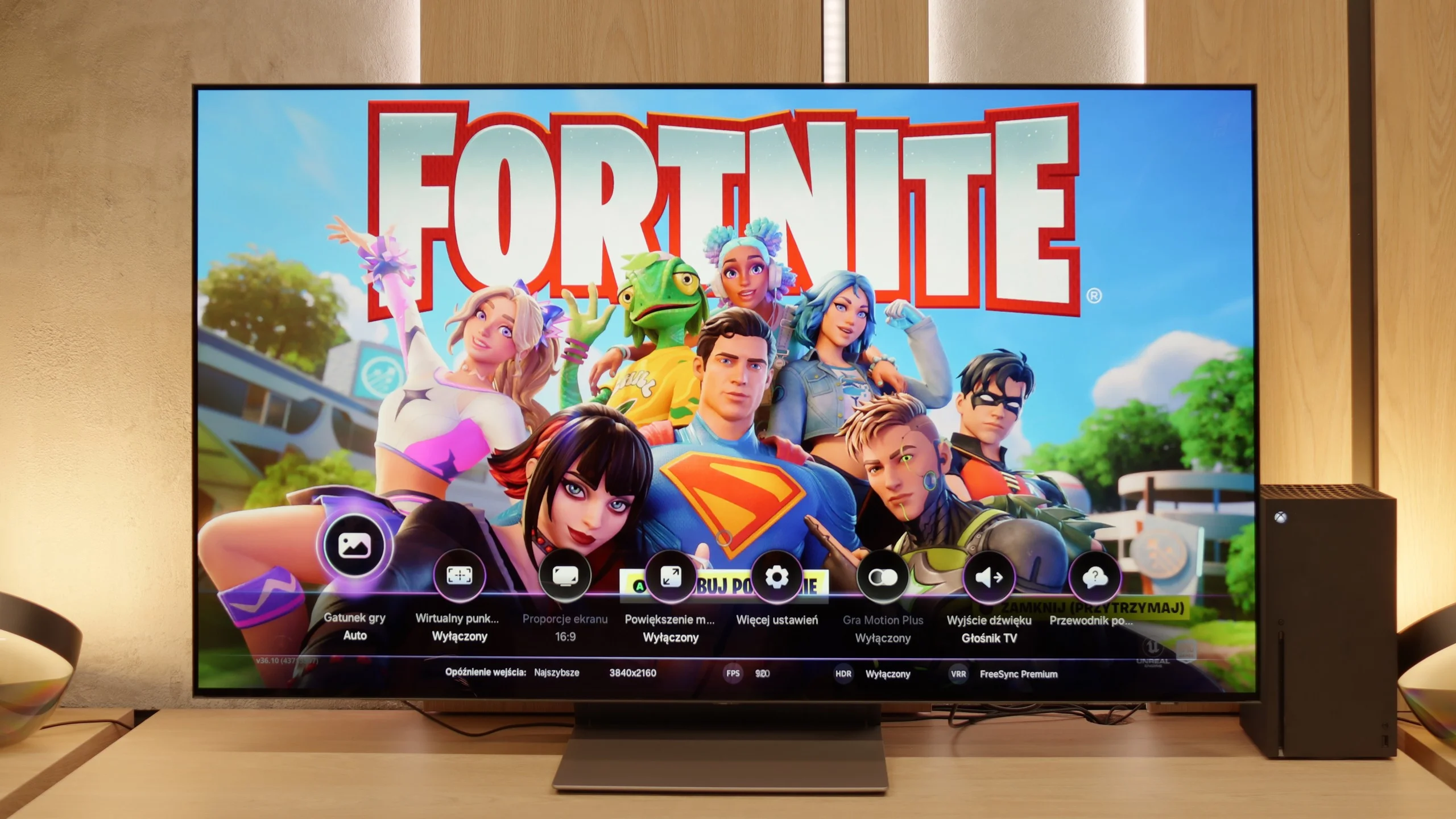 Najbardziej opłacalny TV 65 cali w 2025 roku. Wersja "FAT" posiada matrycę QD-OLED 2. generacji, gwarantującą wyższą jasność i lepsze kolory niż standardowe modele. Podpis pod zdjęcie: Samsung S90FAT – flagowa jakość QD-OLED w cenie średniej półki.