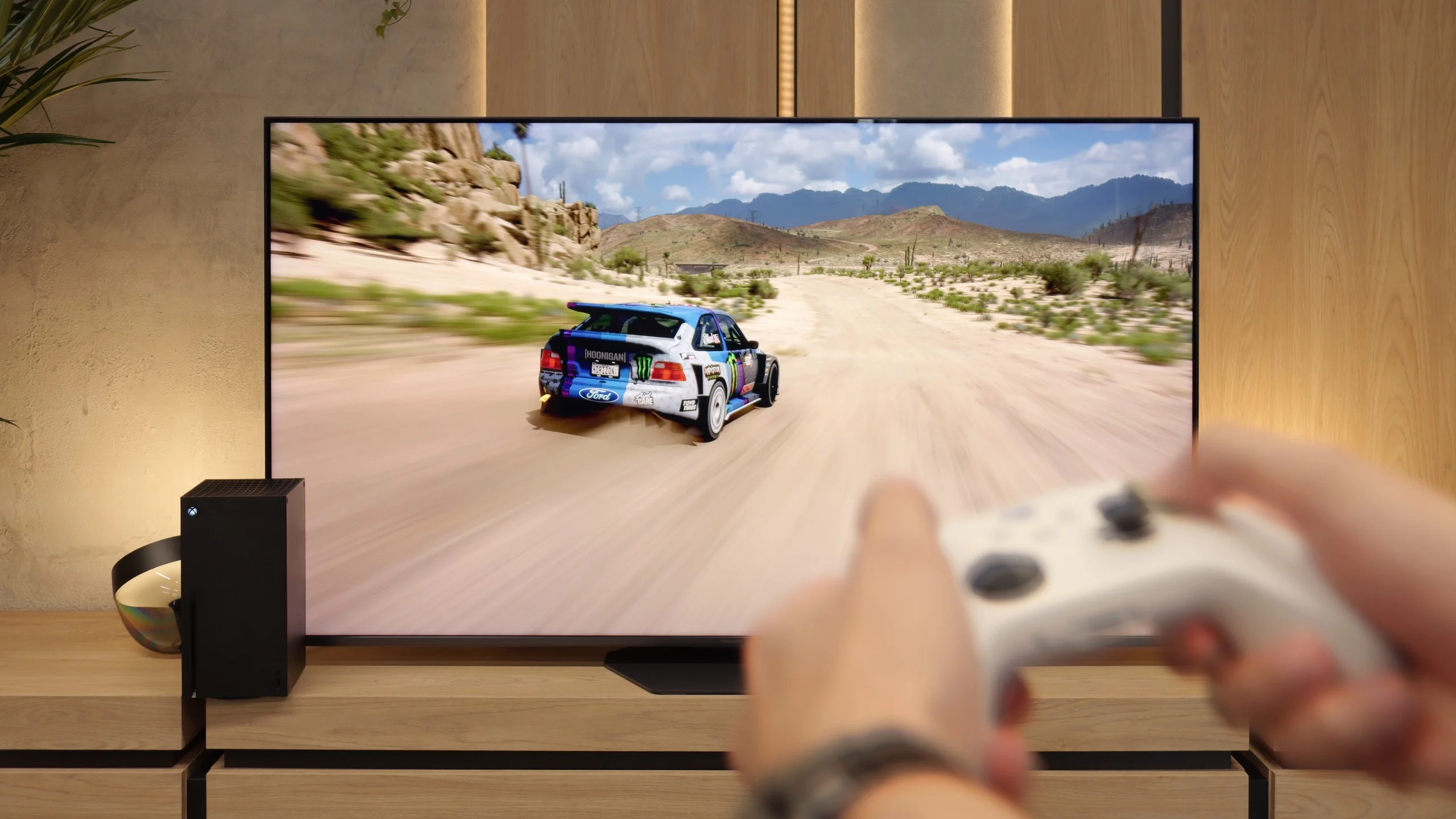 Multimedialny Mini-LED 65 cali z procesorem Pentonic 800. Hisense U8Q świetnie skaluje telewizję naziemną, posiada nagrywanie PVR i szybki system VIDAA. Podpis pod zdjęcie: Hisense U8Q – najlepszy wybór do telewizji naziemnej i multimediów.
