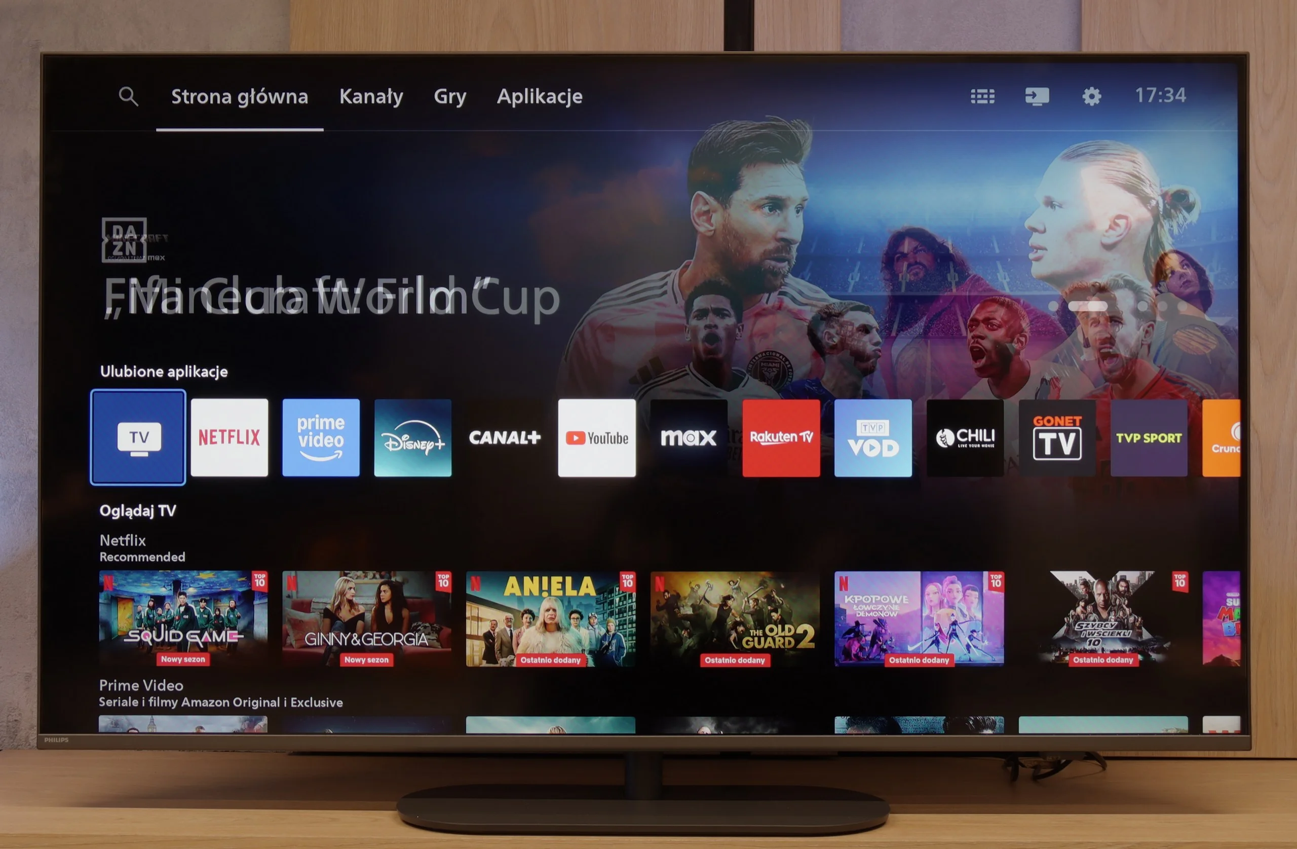 Budżetowy gigant 85 cali z systemem Ambilight. Philips The One PUS9000 oferuje matrycę 144 Hz i podświetlenie ściany, które optycznie powiększa ekran. Podpis pod zdjęcie: Philips The One – magia Ambilight w rozmiarze 85 cali.