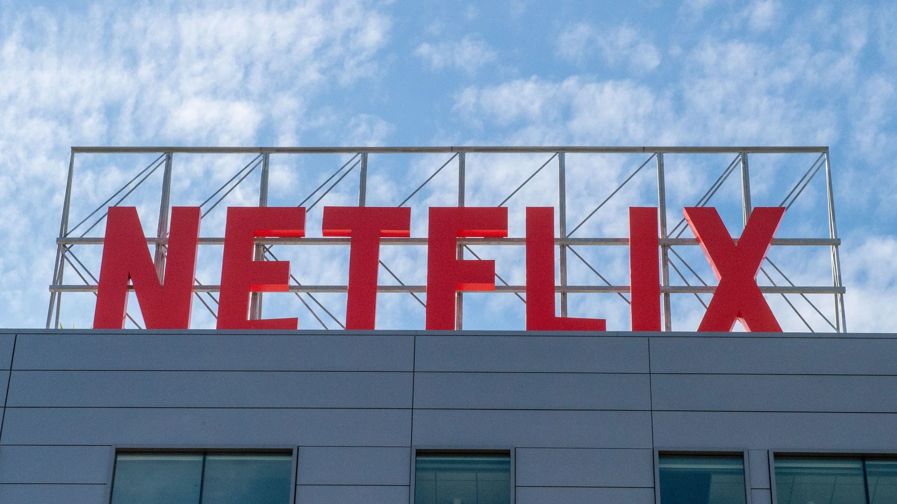 72 Milliarden Dollar für Warner Bros. und HBO. Netflix bereitet eine globale Revolution in der Unterhaltung vor – vom HBO-Katalog bis zur Zukunft des DC Universe. Überprüfen Sie die Details der Übernahme und die möglichen Konsequenzen für die Branche.