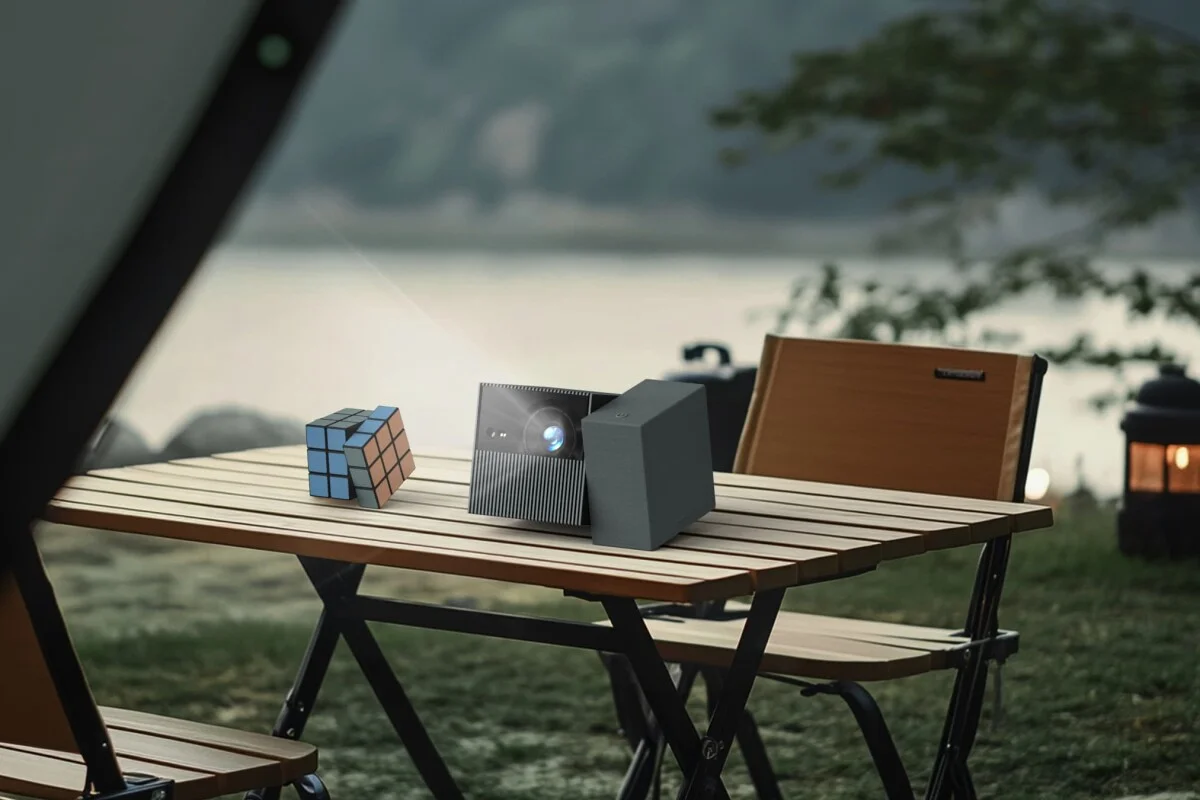 PlayCube od TCL to świeże podejście do projektorów przenośnych. Obracana konstrukcja, automatyczna korekcja obrazu, Google TV i bateria do 3 godzin pracy. Sprawdzamy, czy cena 799 GBP ma sens i jak wypada na tle konkurencji.