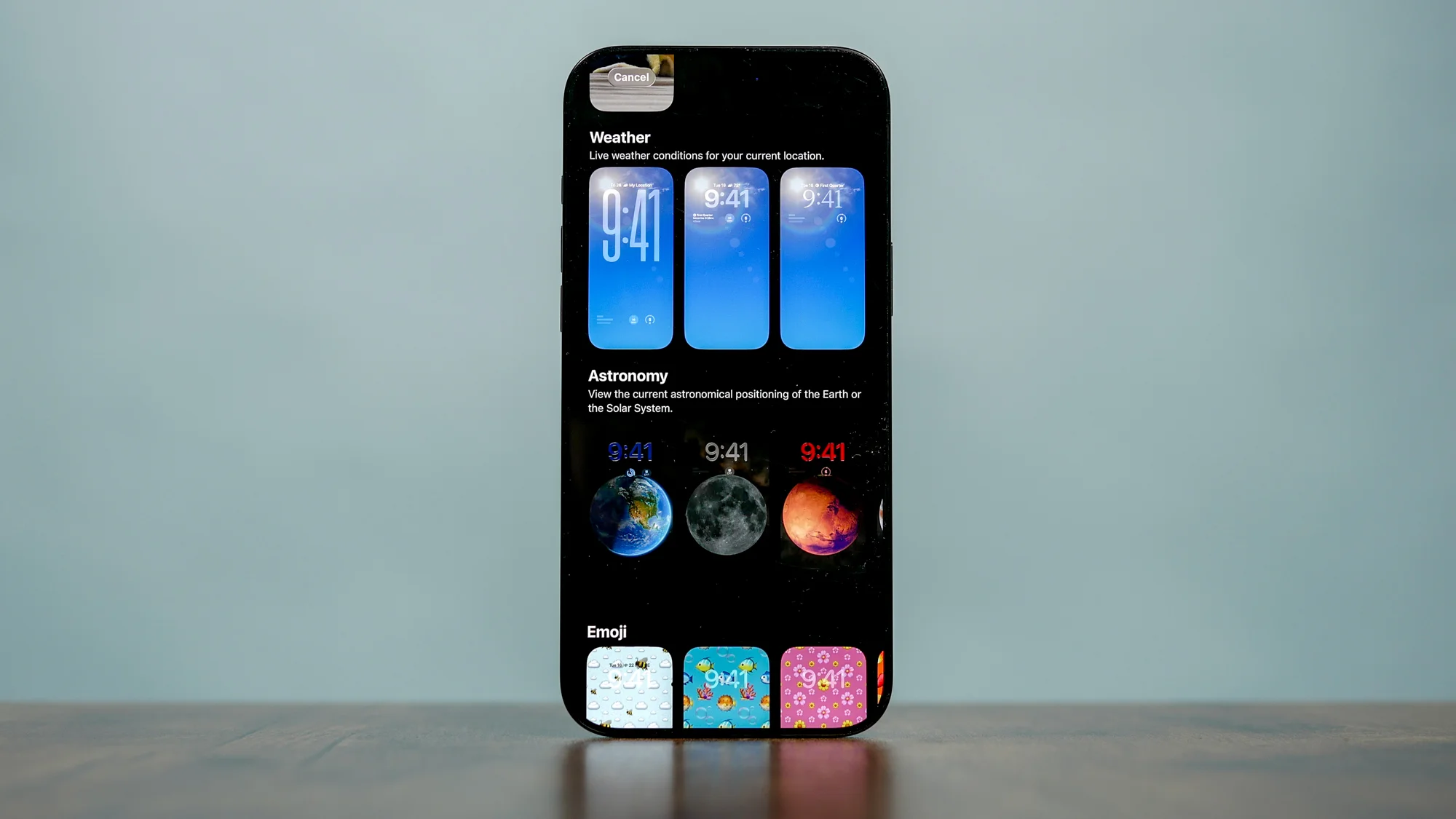 iOS 26.3 beta 1 przynosi niewielkie, ale widoczne zmiany w tapetach systemowych. Nowe tapety pogodowe, oddzielna sekcja Astronomia i prostsza personalizacja ekranu blokady iPhone’a.