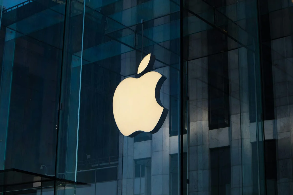 Bańka AI a strategia Apple – gdy rywale wydają miliardy na AI, Apple czeka i obserwuje. W 2026 roku ta ostrożność, połączona z nową Siri i silnym ekosystemem, może okazać się kluczem do sukcesu.