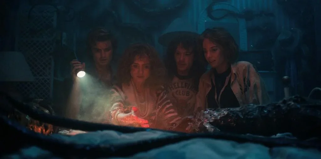 Netflix planuje rewolucję w dystrybucji filmów Warner Bros. Krótsze okno kinowe, presja na kina i sukces Stranger Things w kinach pokazują nowy kierunek platformy.