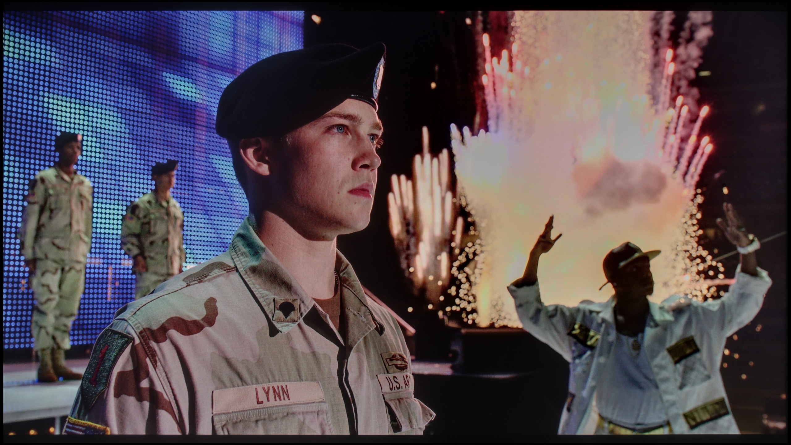 Review PHILPS PUS9060 Scene from movie Billy Lynn