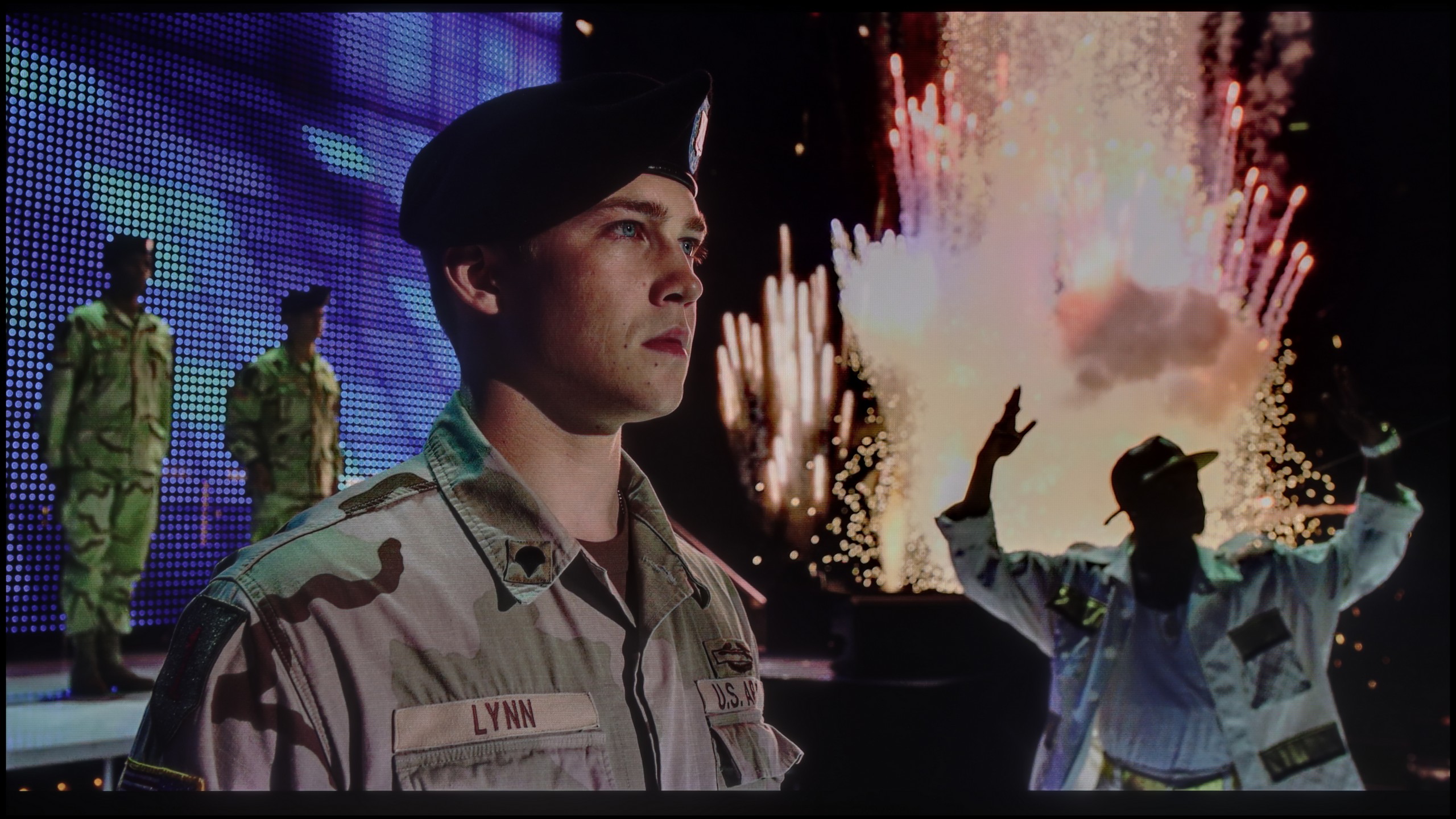 Review Samsung The Frame 2025 (LS03F) Scene from movie Billy Lynn