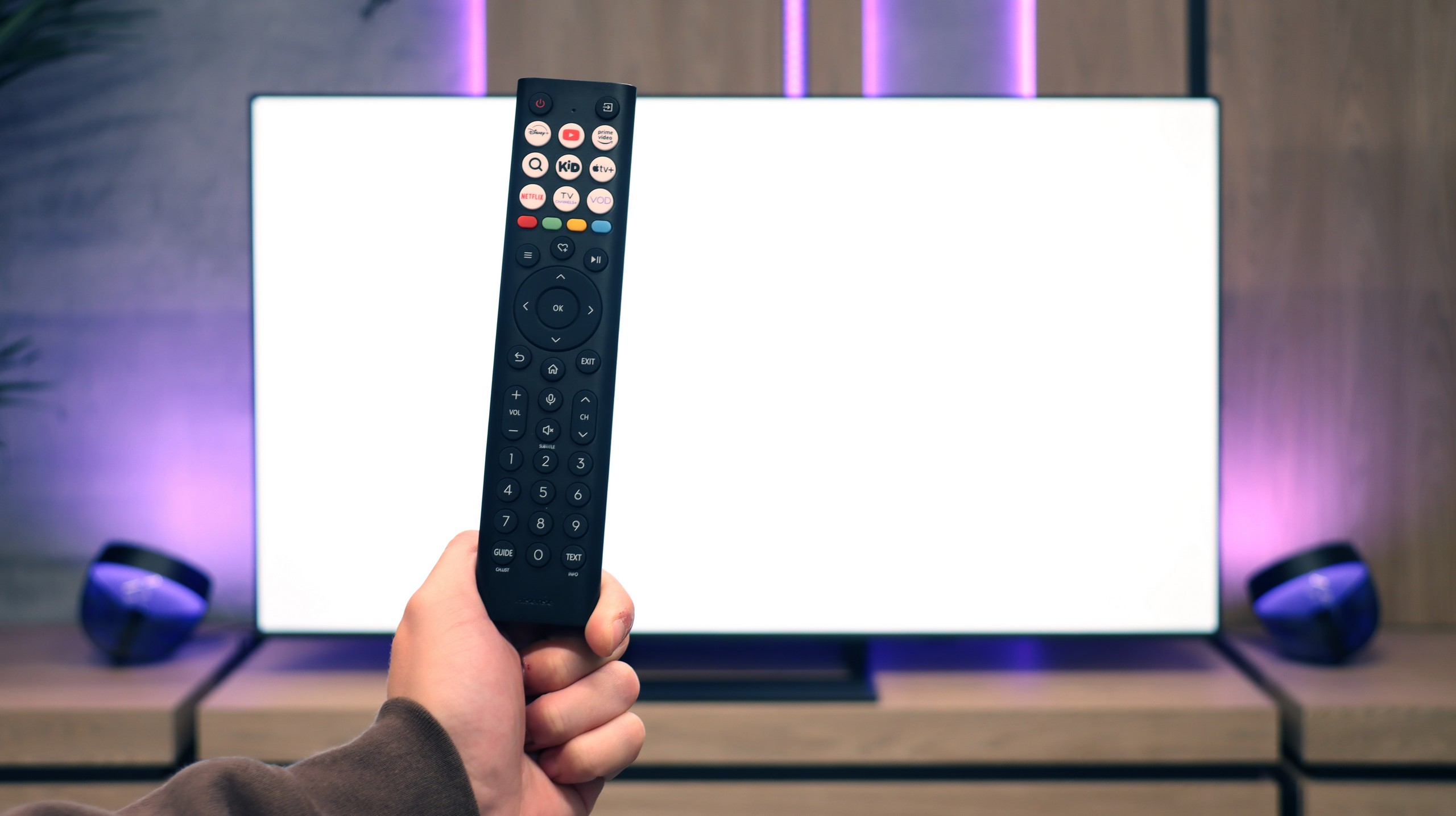 Review Hisense E8Q TV features
