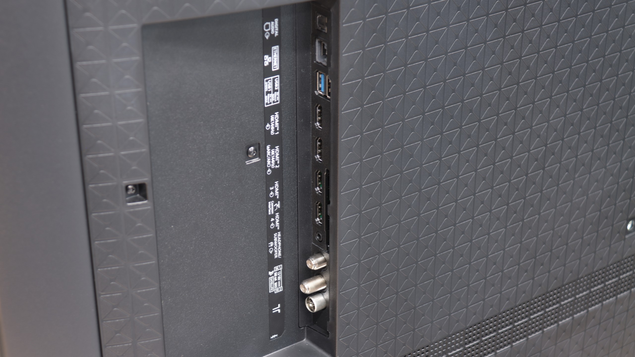 Review Panasonic W95B TV features